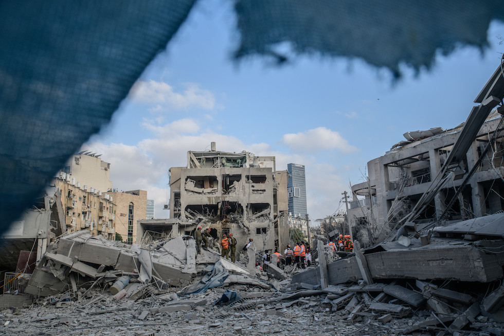 Edifici distrutti da un bombardamento israeliano contro Tel Aviv, 16 giugno 2025 