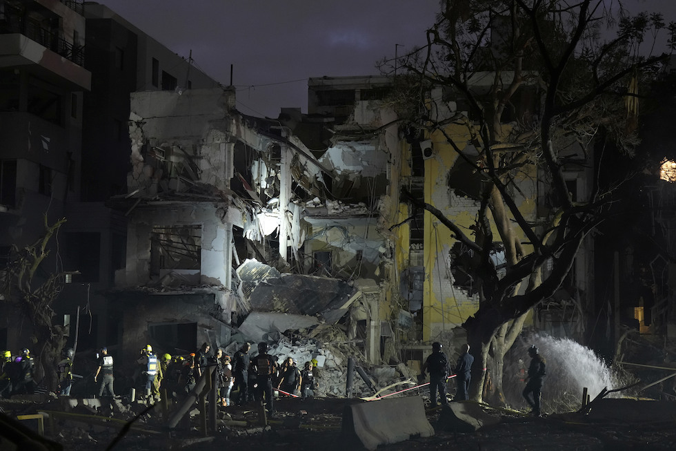 Un palazzo distrutto da un bombardamento iraniano a Tel Aviv, 16 giugno 2025