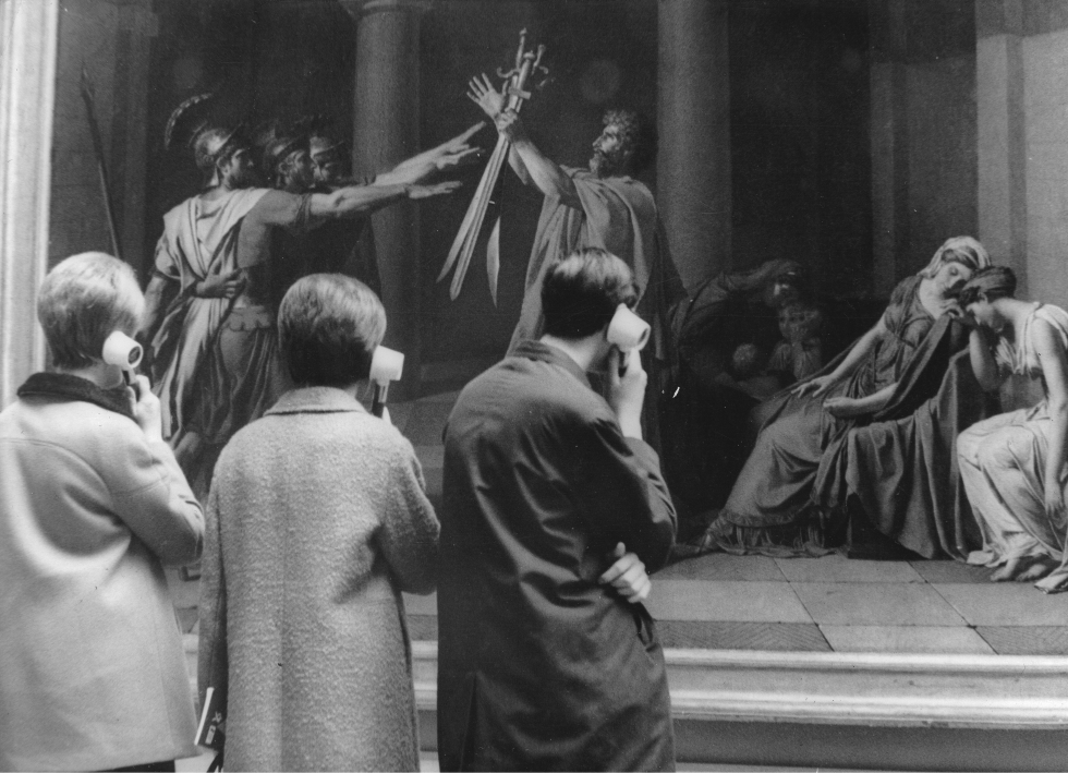 Le prime audioguide mentre vengono testate al Louvre; sullo sfondo Il giuramento degli Orazi di Jacques-Louis David. Parigi, 1966 (Imagno, Getty Images)