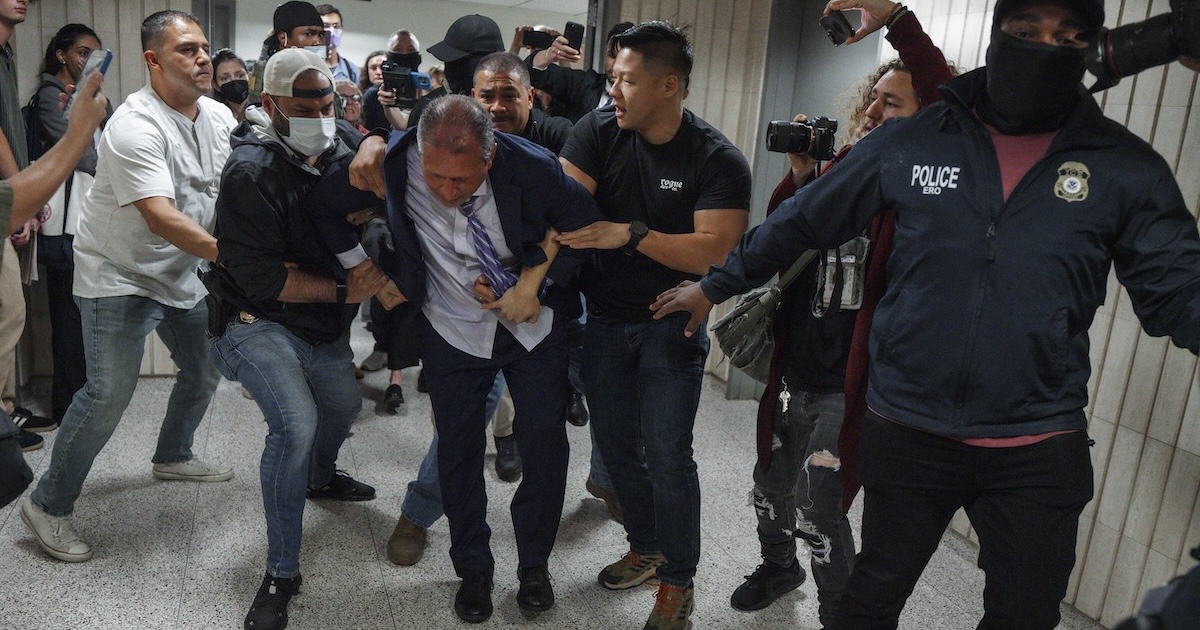 Brad Lander durante l'arresto a New York, 17 giugno 2025 (AP Photo/Olga Fedorova)