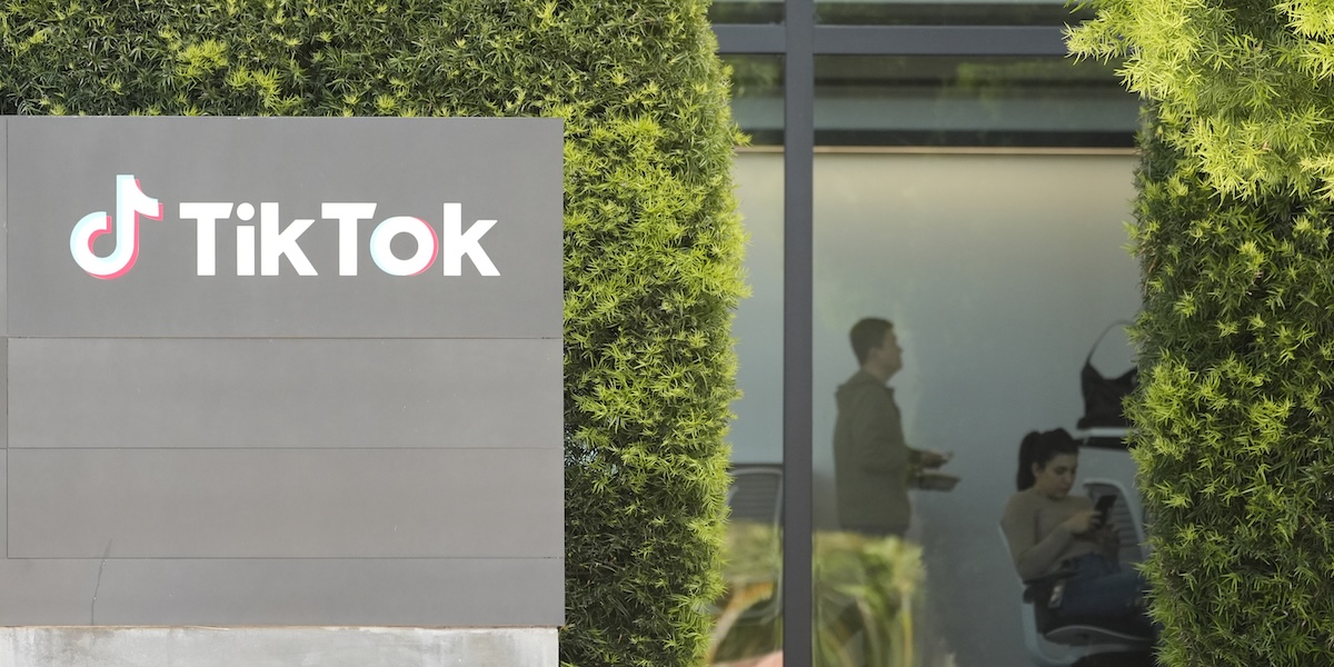 Dipendenti di TikTok nella sede di Culver City, California, 11 marzo 2024 (AP Photo/Damian Dovarganes)
