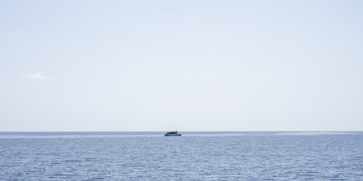 Un'imbarcazione che trasporta un gruppo di persone migranti, 16 marzo 2024 (Simone Boccaccio/SOPA Images via ZUMA Press Wire, ANSA)