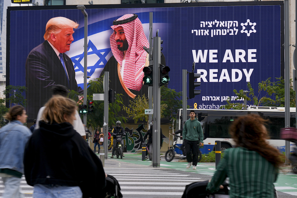 Un cartello esposto a Tel Aviv, Israele, che chiede la normalizzazione dei rapporti tra Israele e Arabia Saudita con l'aiuto del presidente degli Stati Uniti Donald Trump