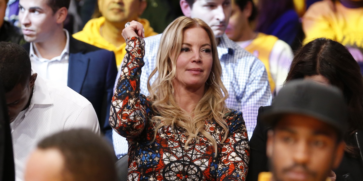 L'attuale presidente dei Los Angeles Lakers Jeanie Buss durante una partita di NBA, 29 ottobre 2013 (AP Photo/Danny Moloshok, File)