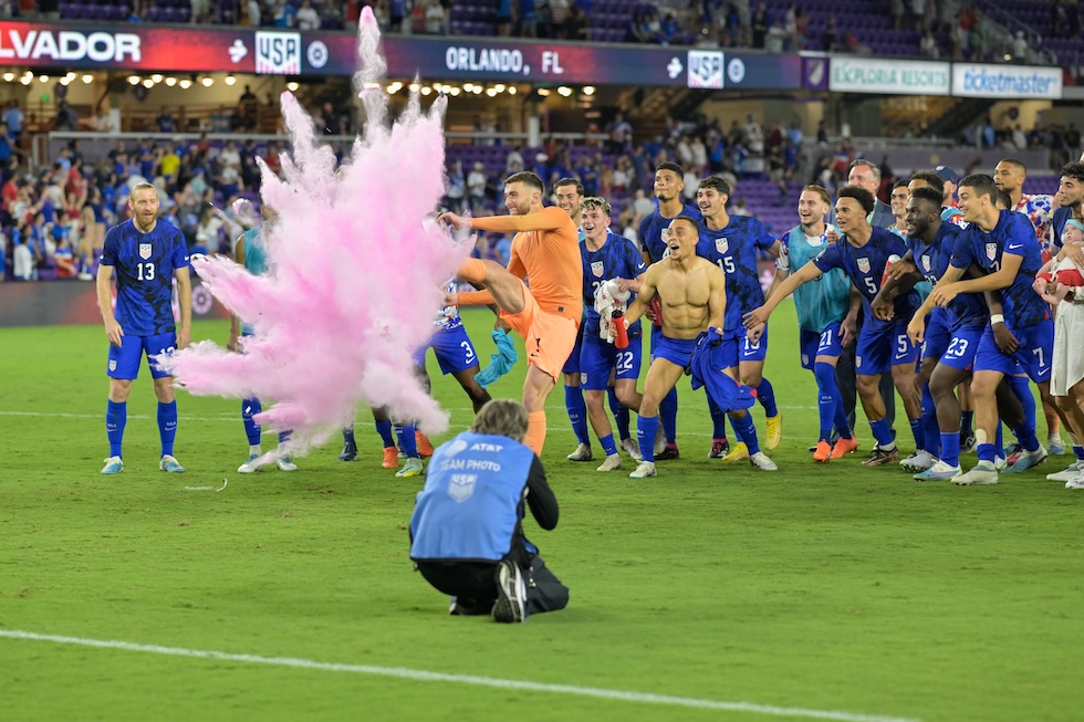 Matt Turner calcia e fa esplodere un palloncino pieno di polvere rosa