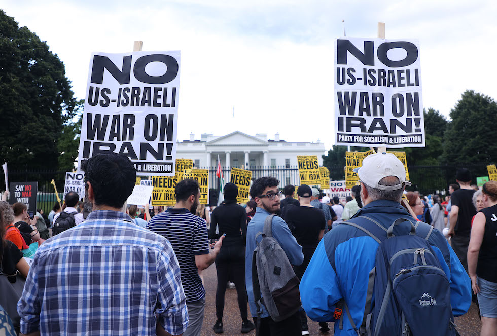 Una protesta davanti alla Casa Bianca contro l'intervento degli Stati Uniti in Iran, 18 giugno 2025