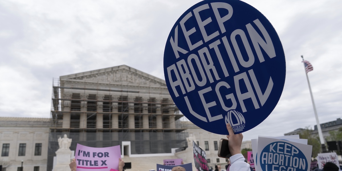 È nato il figlio di una donna cerebralmente morta ma tenuta in vita a causa della legge della Georgia contro l’aborto