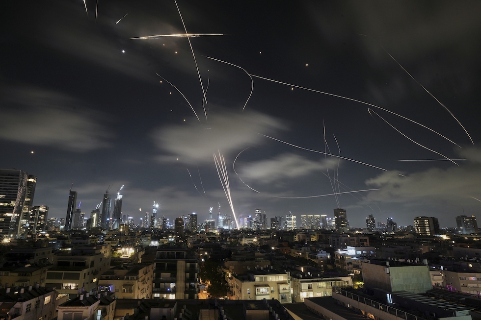 La contraerea israeliana contro i missili iraniani sul cielo di Tel Aviv, 18 giugno 2025