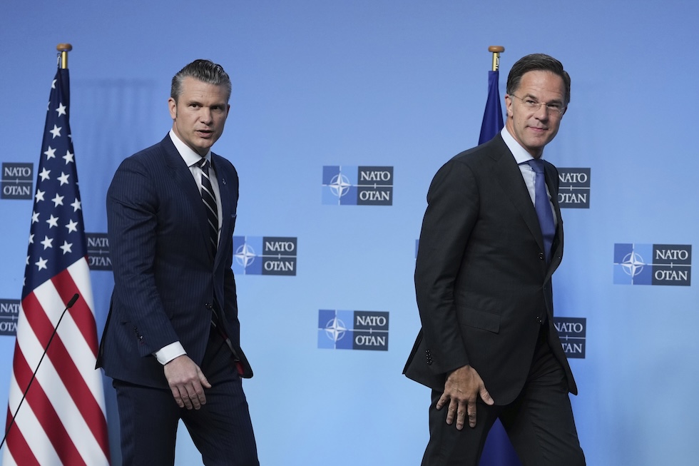 Il segretario alla Difesa statunitense, Pete Hegseth, insieme al segretario generale della NATO, Mark Rutte, il 5 giugno a Bruxelles