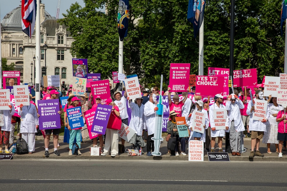 Manifestanti, sia a favore sia contro la legge, fuori dal parlamento britannico, il 20 giugno a Londra