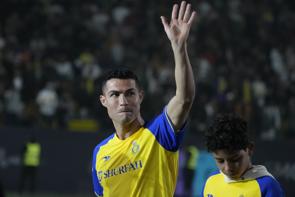 Cristiano Ronaldo con la maglia dell'Al Nassr, 3 gennaio 2023 (AP Photo/Amr Nabil, File)