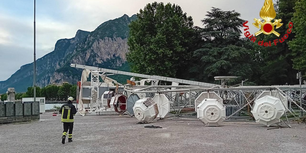 Un forte temporale ha fatto cadere una ruota panoramica sul lungolago di Lecco