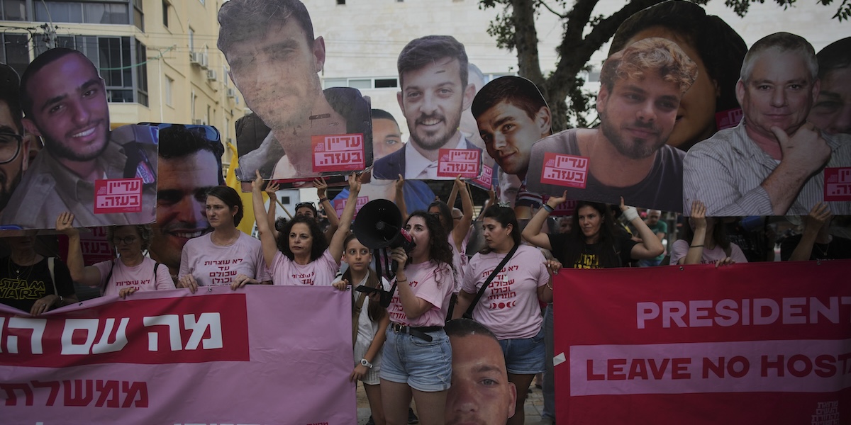 Una manifestazione per chiedere la liberazione degli ostaggi, Tel Aviv, 21 giugno 2025 (AP Photo/Ohad Zwigenberg)
