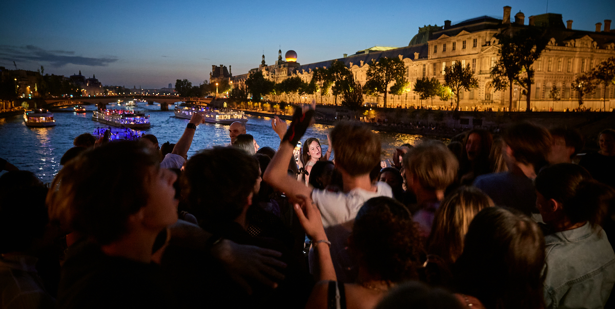 Un momento della Fête de la Musique al Pont des Arts di Parigi, 21 giugno 2025 (Kiran Ridley/Getty Images)