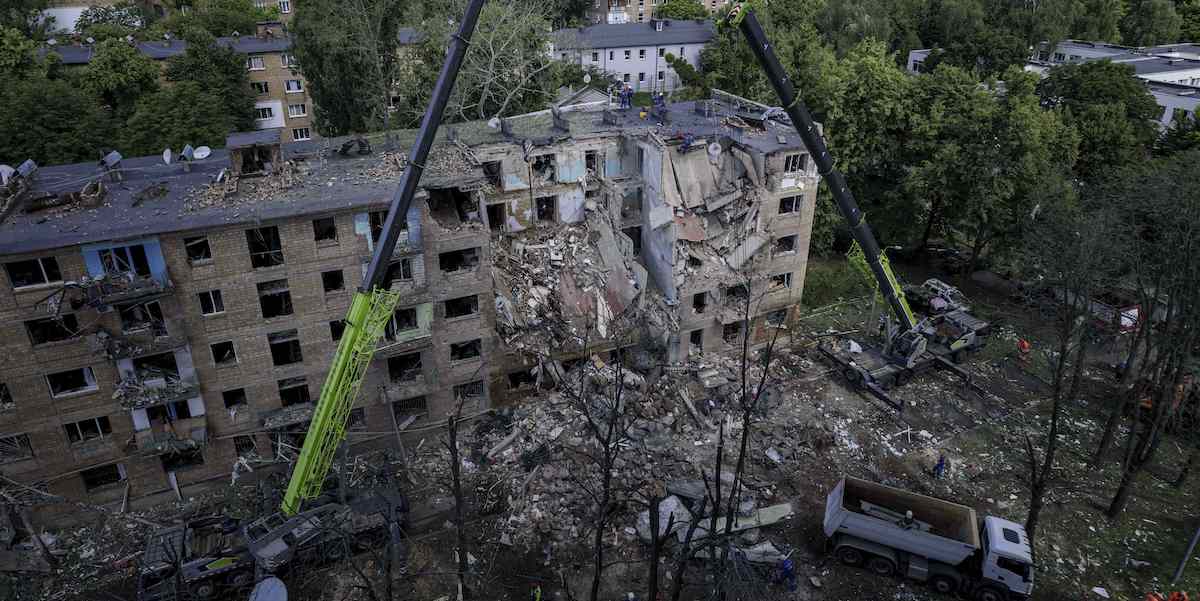 La Russia ha attaccato con droni esplosivi la capitale dell’Ucraina: nove persone sono state uccise e ci sono decine di feriti