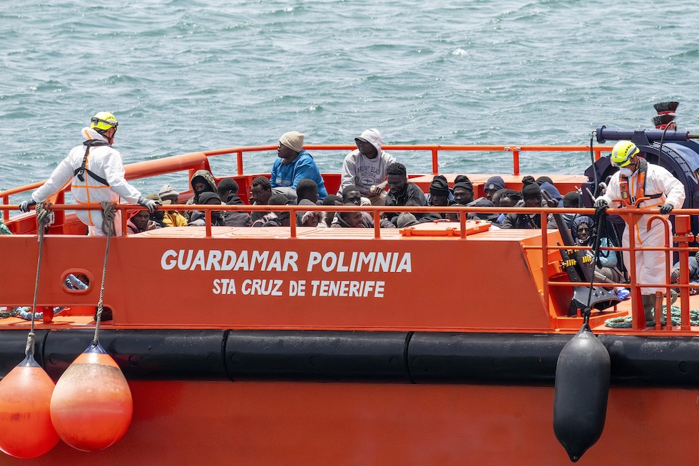 Una barca che ha soccorso 44 migranti arriva al porto di Lanzarote, il 1° giugno