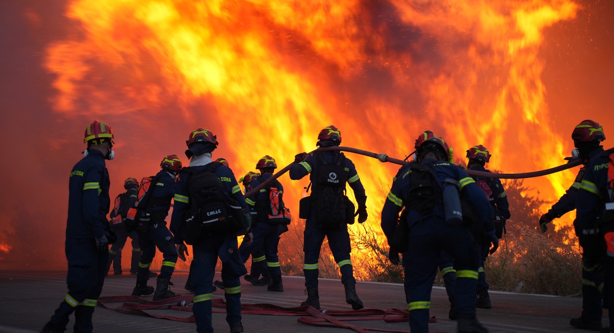 Vigili del fuoco in azione a Chios (Pantelis Fykaris/Politischios.gr via AP)
