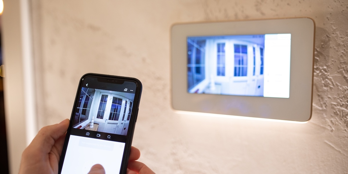 Cinque persone sono state condannate per aver ottenuto e messo in vendita l’accesso a migliaia di telecamere di sorveglianza private