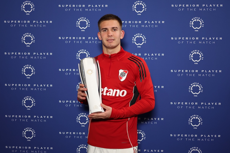 Franco Mastantuono con il premio di miglior giocatore della partita dopo la partita del Mondiale per club River Plate-Monterrey, 21 giugno 2025 (Luiza Moraes - FIFA/FIFA via Getty Images)