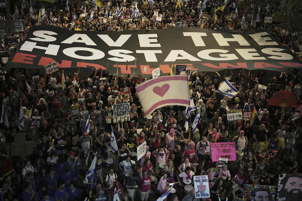 Una protesta a Tel Aviv contro il governo Netanyahu, 24 maggio 2025 