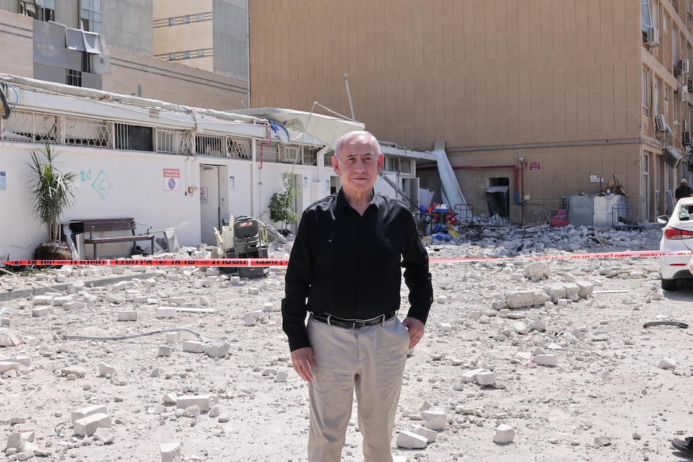 Netanyahu davanti a un edificio colpito da un missile iraniano a Beer Sheva, 19 giugno 2025