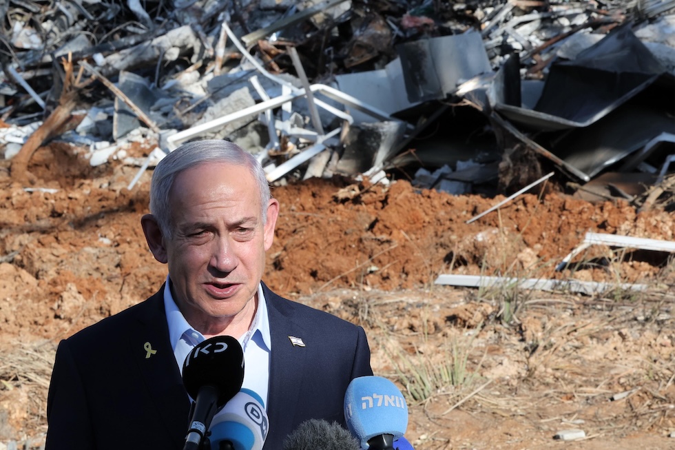 Il primo ministro israeliano, Benjamin Netanyahu, parla coi giornalisti durante la visita a un centro colpito dagli attacchi iraniani, a Rehovot il 20 giugno
