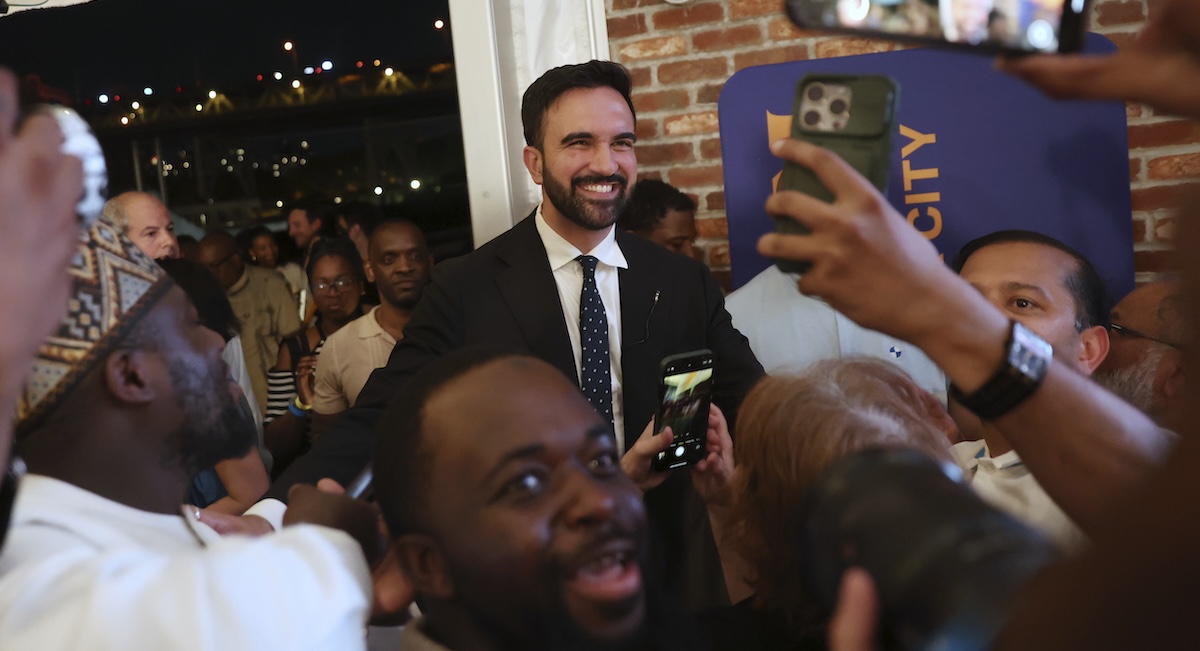 Zohran Mamdani con i suoi sostenitori dopo un evento per le primarie del Partito Democratico, 25 giugno (AP Photo/Heather Khalifa)
