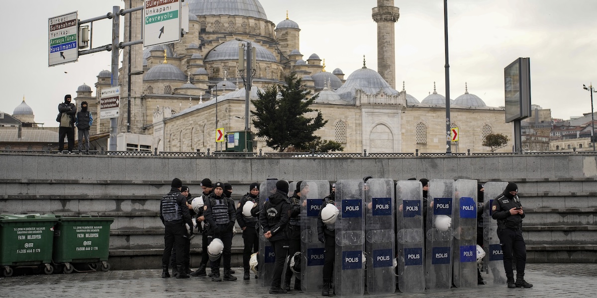 Poliziotti turchi durante una manifestazione a Istanbul a febbraio (AP Photo/Emrah Gurel)