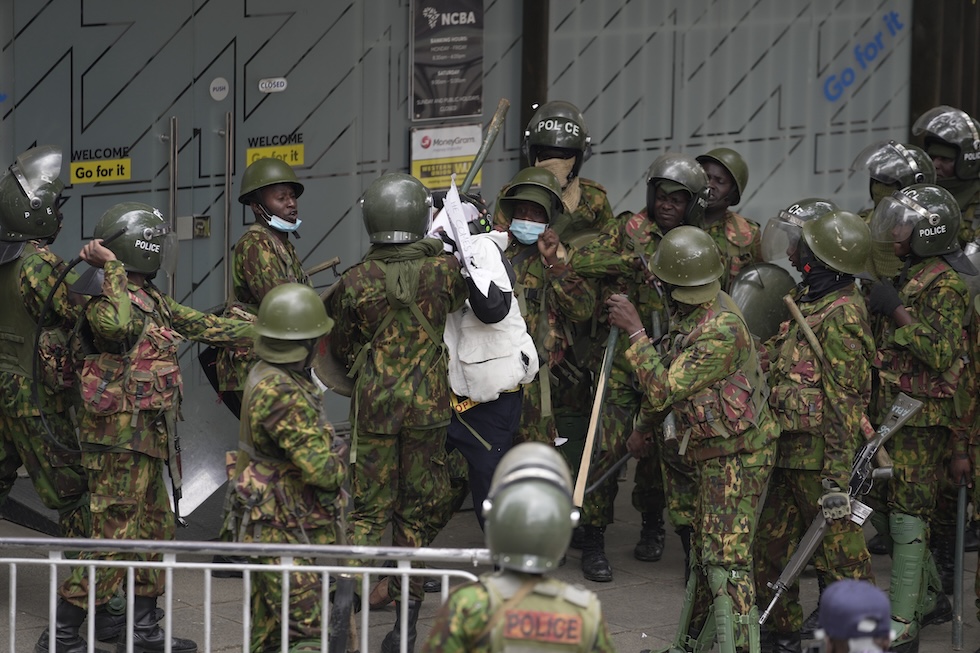 La polizia circonda un manifestante a Nairobi, il 25 giugno