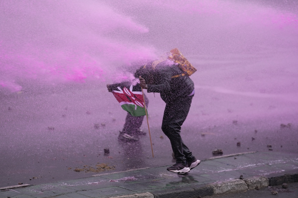 Un manifestante sotto il getto di un cannone ad acqua a Nairobi, il 25 giugno 