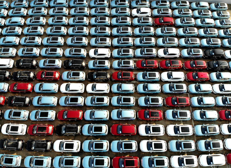 Auto cinesi in attesa di essere caricate in nave nel porto di Lianyungang, nel settembre 2020