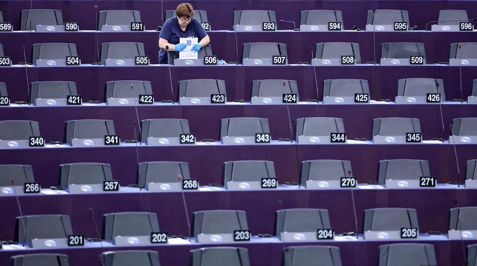 L'aula del Parlamento Europeo viene preparata per la plenaria del 16 giugno a Strasburgo, in Francia