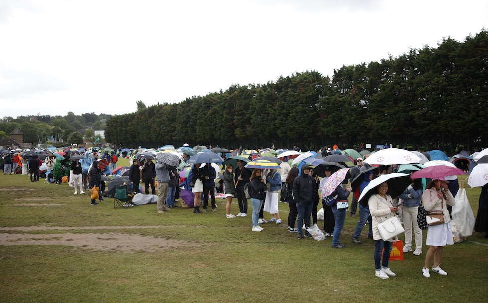 La lunghissima coda di Wimbledon sotto la pioggia, 6 luglio 2024 (Adam Pretty/Getty Images)