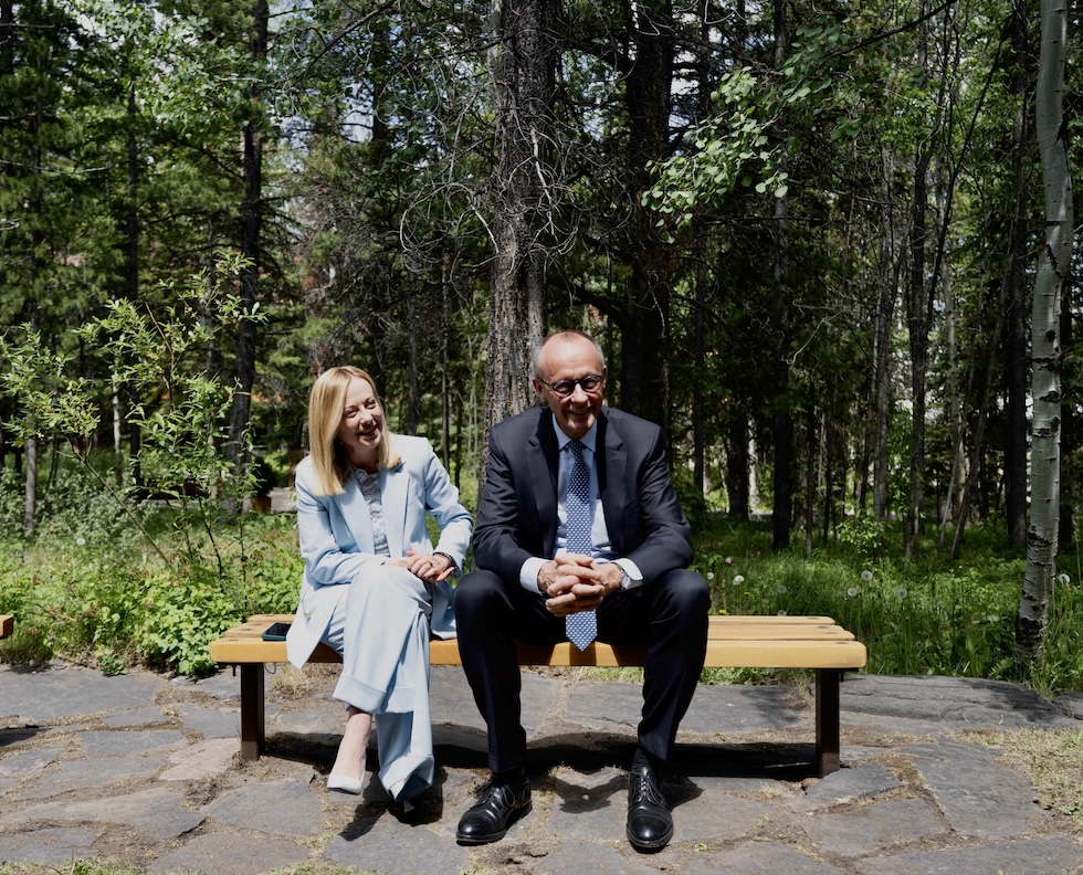 La presidente del Consiglio italiana, Giorgia Meloni, insieme al cancelliere, Friedrich Merz, durante il G7 in Canada, il 16 giugno