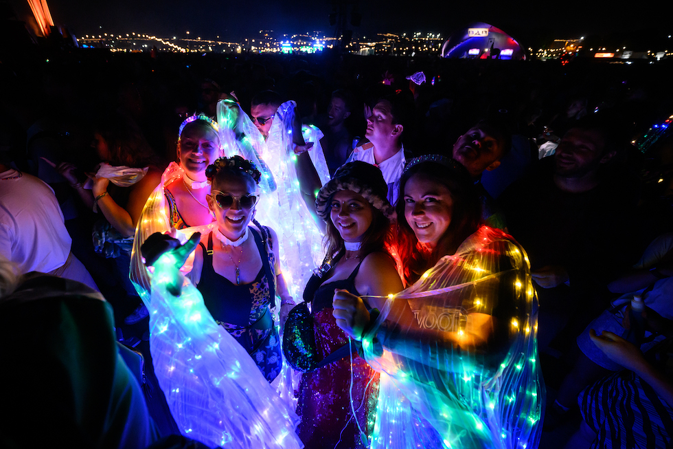 Alcuni partecipanti al famoso festival musicale di Glastonbury, in Inghilterra, in programma fra mercoledì 25 e domenica 29 giugno (Leon Neal/Getty Images)