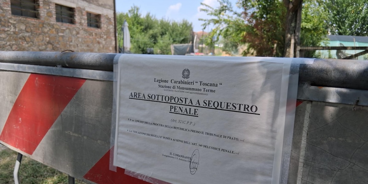 Le transenne poste dai carabinieri attorno al luogo dove è stato trovato il corpo di Denisa Maria Paun (ANSA/Michele Giuntini)