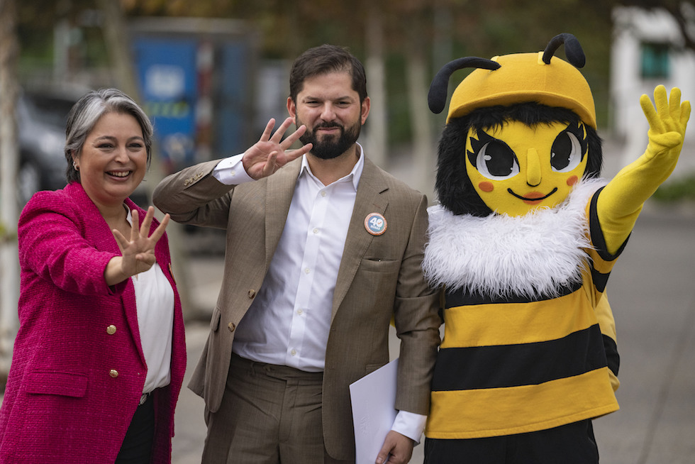 Jara con il presidente Gabriel Boric, al centro, e la mascotte del ministero del Lavoro, un'ape operaia, durante i festeggiamenti per l'approvazione della settimana lavorativa di 40 ore, nell'aprile 2023
