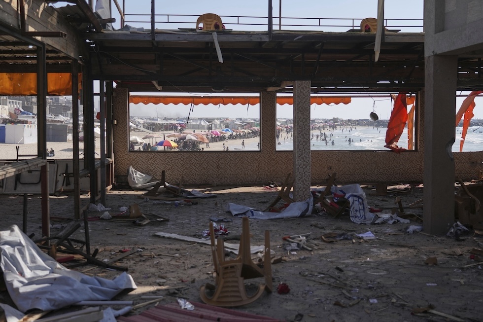 L'interno del bar bombardato lunedì da Israele a Gaza (AP Photo/Jehad Alshrafi)