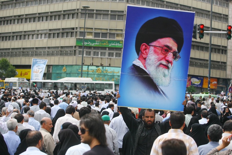 Foto di un manifestante a favore del governo iraniano all'università di Teheran nel 2009 (Getty Images)