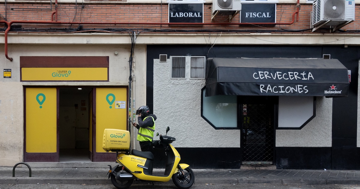 Glovo ha assunto 14mila rider in Spagna per adeguarsi alla legge del 2021 che li tutela