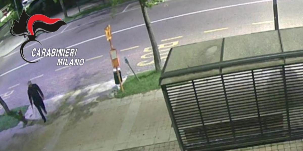 Una ripresa di una telecamera di sorveglianza che mostra Daniele Rezza la notte dell'omicidio di Manuel Mastrapasqua (ANSA/CARABINIERI)