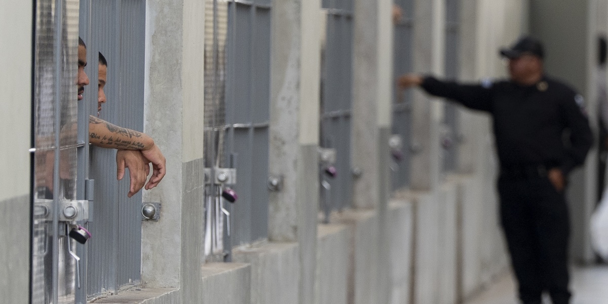 Kilmar Abrego Garcia, ingiustamente espulso dagli Stati Uniti a El Salvador, ha raccontato le condizioni disumane della detenzione