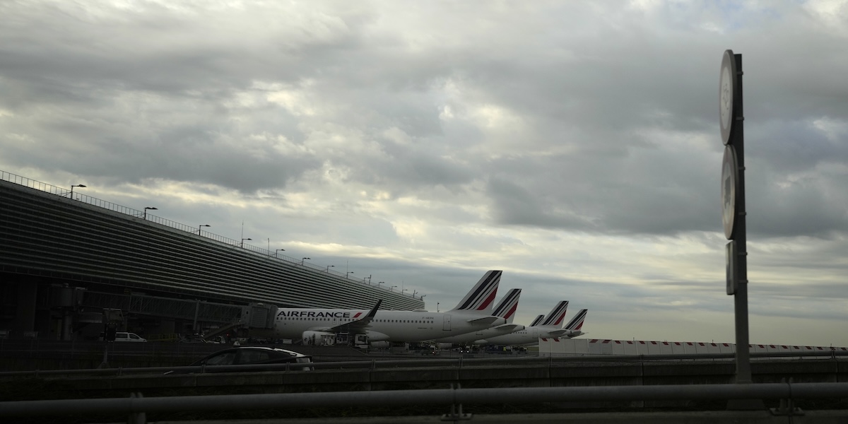 Uno sciopero dei controllori del traffico aereo in Francia sta causando grossi disagi per i voli nel paese e nel resto d’Europa
