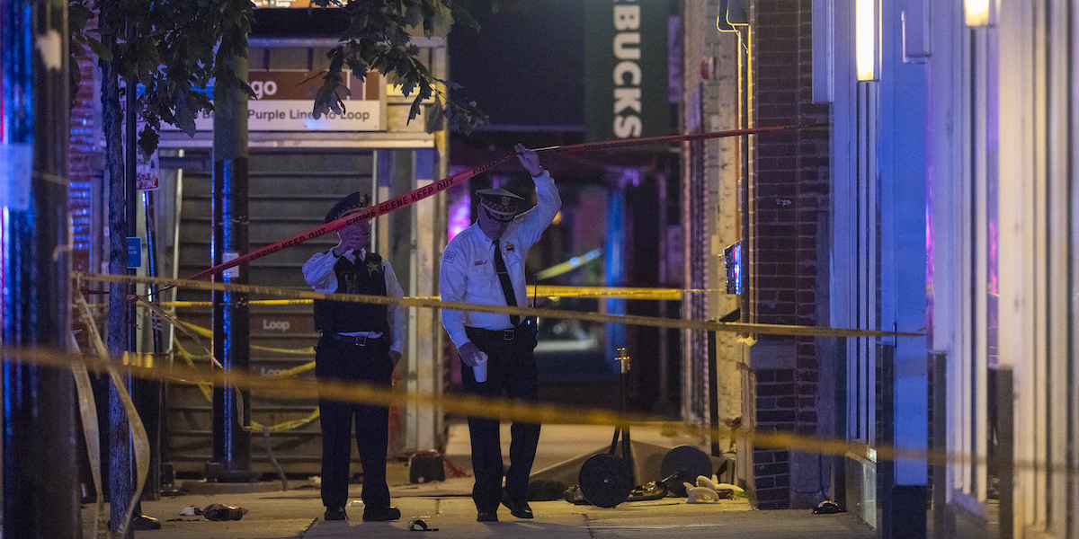 4 persone sono state uccise in una sparatoria fuori da una discoteca di Chicago, negli Stati Uniti: ci sono anche 14 feriti
