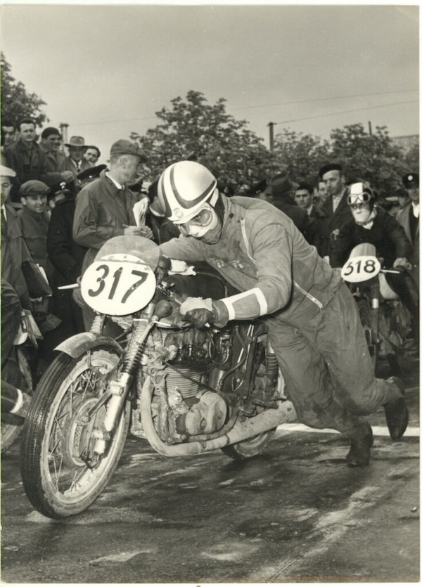 Il pilota italiano Remo Venturi al Motogiro del 1955 (Massimo Mansueti/<a href="https://commons.m.wikimedia.org/wiki/File:MotoGiro-2020-The-Vintagent-1955-Remo-Venturi-Motogiro-MV-736x1024.jpg">Wikimedia</a>