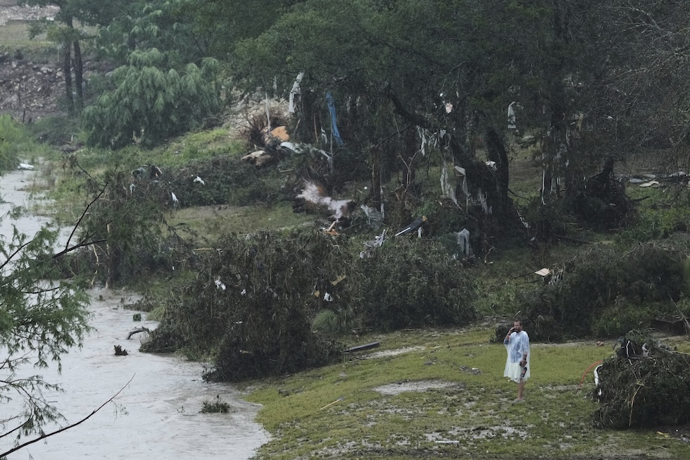 Un uomo sulla riva del fiume Guadalupe