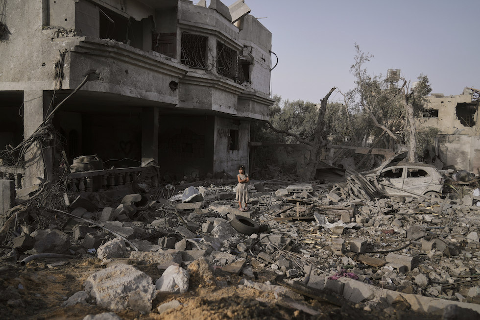 Una bambina tra le macerie ad al Zawaideh, nella Striscia di Gaza, 1° luglio 2025