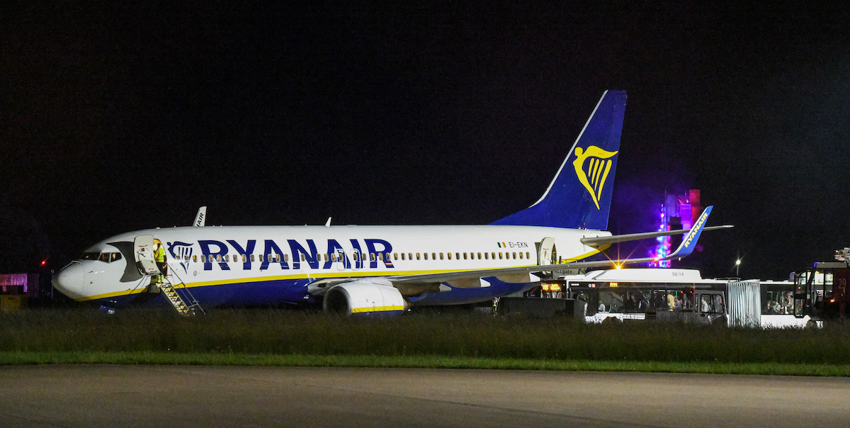 Leggi l'articolo: La fuga da un aereo di Ryanair per un falso allarme incendio