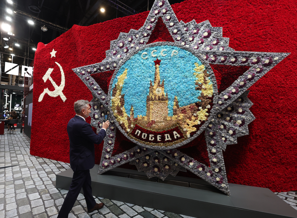 Una composizione floreale sovietica a una fiera di San Pietroburgo, giugno 2025