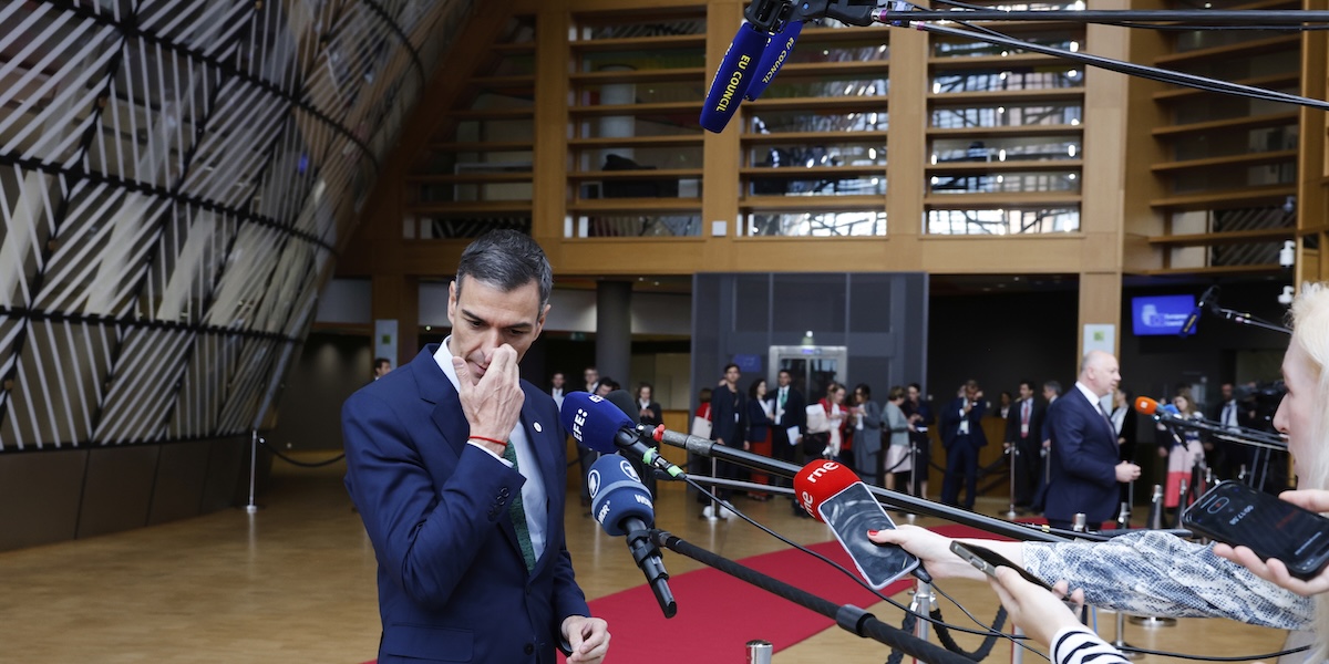 È stato accusato di molestie sessuali uno stretto collaboratore di Pedro Sánchez, già alle prese con lo scandalo di corruzione nel PSOE